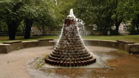 A real time locked down wide shot of a fountain in the urban garden, Berlin. Stock Footage 67549070