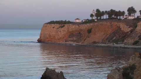 Real time long shot of the Point Vicente Lighthouse and a calm Pacific Ocean 스톡 동영상 144231311