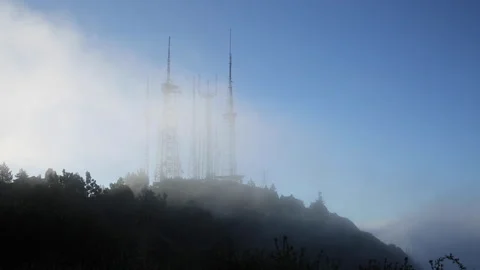 Real time of misty clouds flowing past communications antennas on Mount Wilson 스톡 동영상 250907098
