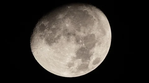Real-time native and very detailed UHD extreme closeup shot of the moon Видео 97095634