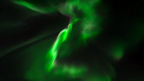 Real-time northern lights dancing in sky Video stock 334608585