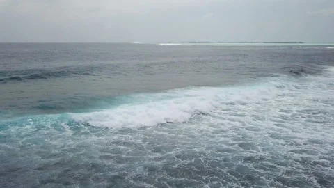 Real time of the ocean wave on the reef in Maldives Vídeos de archivo 114248487