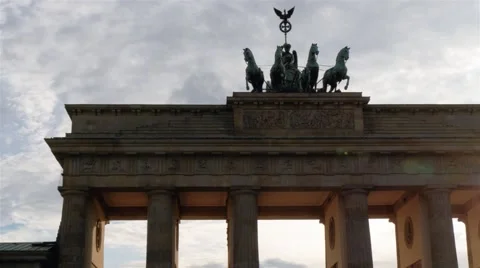 Real Time pan medium shot of the Brandenburg Gate in Berlin at sunset. Stock-Footage 67549310