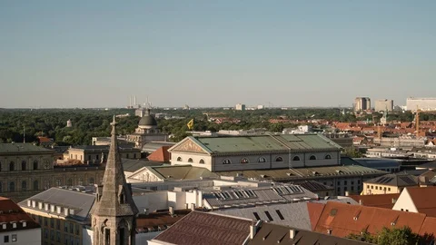 Real time pan shot of Munich centre under blue sky 動画素材 129574215