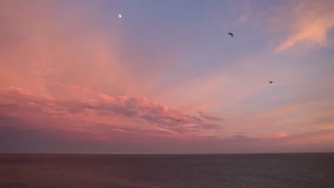 Real time shot of pink sunset clouds over the Pacific Ocean in Malibu California 스톡 동영상 130357523
