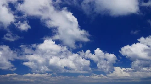 Real time UHD shot of the deep blue cloudy sky Video stock 61931959