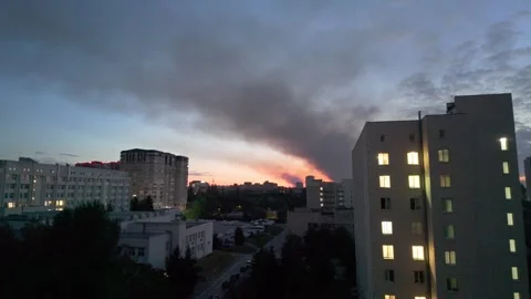 Real time video of thick smoke from explosion rising over city buildings at.. 스톡 동영상 336659293