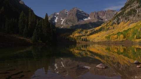 Real time wide shot the Maroon Bells peaks in Colorado in Autumn Stock Footage 119330699