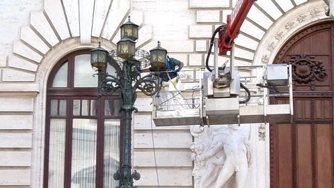 Real time workers as they work in front of Palazzo Madama Rome Stock Footage 119373854