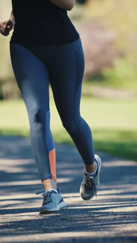 A real woman jogging in the parc, legs close up Video stock 328255953