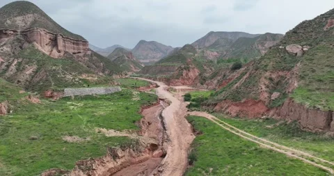 Real-world video: Aerial Danxia Canyon With Winding Dry Riverbed Vídeos de archivo 312918802