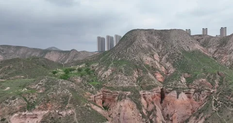 Real-world video: Aerial View Of Residential Buildings On Mountain Top Vídeos de archivo 312928704