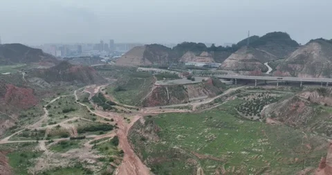 Real-world video: Aerial View Of Highway Bridge Over Canyon Near City Vídeos de archivo 312929633
