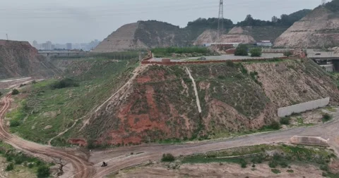 Real-world video: Aerial View Of Hilltop Observation Platform In Canyon Vídeos de archivo 312929754