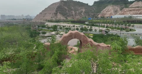 Real-world video: Aerial View Of Rock Arch In Urban Geology Park Vídeos de archivo 312929957