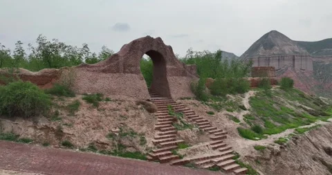 Real-world video: Moving Shot Through Rock Arch In Geology Park Vídeos de archivo 312929512