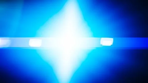 Realistic Len flare glow light effect on black background. Optical flares ove Stock-Illustration
