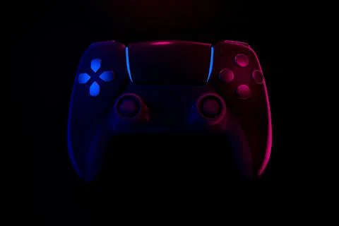 Realistic video game controller in neon lights on black noir background Illustrazione stock