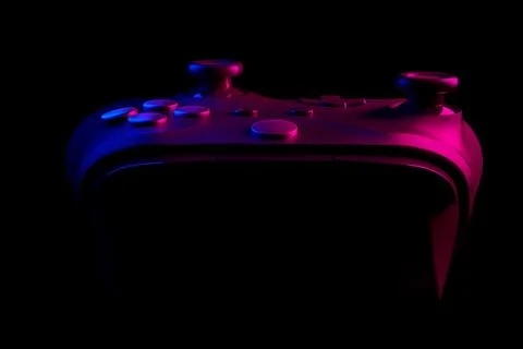 Realistic video game controller in neon lights on black noir background Illustrazione stock