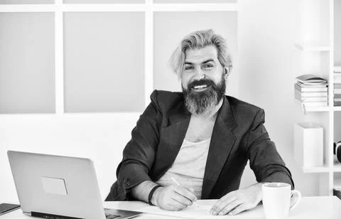 Really good info. freelancer working from home. man sitting at home and working Foto stock