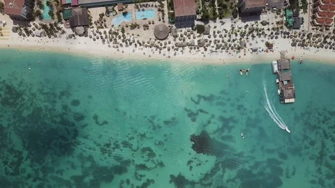 Really high view of palm beach aruba Vídeos de archivo 107685338