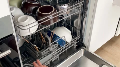 Realtime, 60fps,4k, pull out the dishes from dishwasher Video stock 253436707