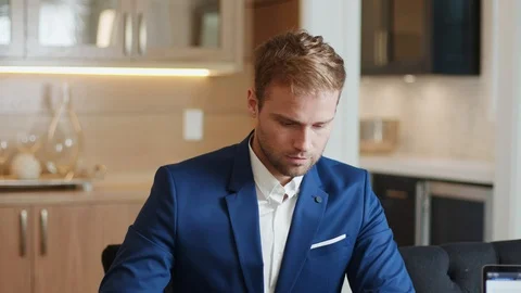 Realtor and Wealthy clinet making a deal at open house. Stock Footage 101607681