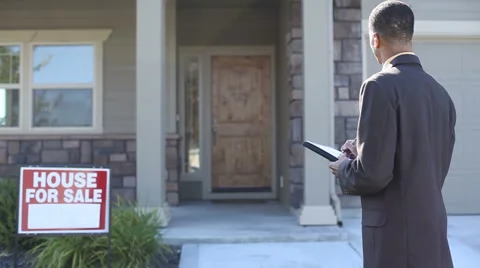 Realtor in front of home with notebook 스톡 동영상 62279144