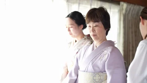 Rear fit checked while woman wears lavender kimono 库存影片 344015374