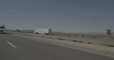 Rear left driving plate - Highway 15 at Mile 82, Yermo Vídeos de archivo 293785851