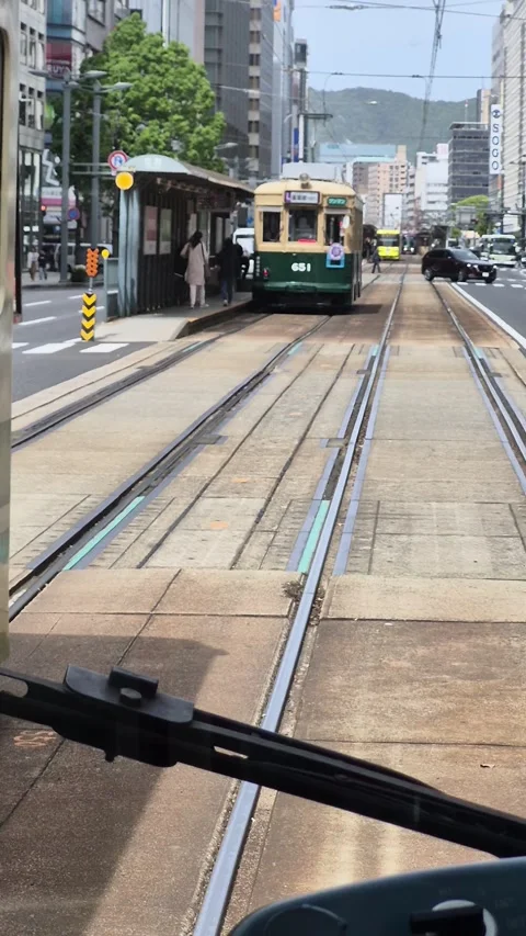 Rear point of view from inside a Hiroshima streetcar Vidéo 338314398