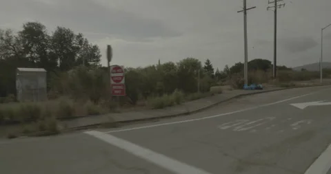 Rear right driving plate - Highway 37 at Stone Tree Lane, San Rafael Vídeo Stock 293093582