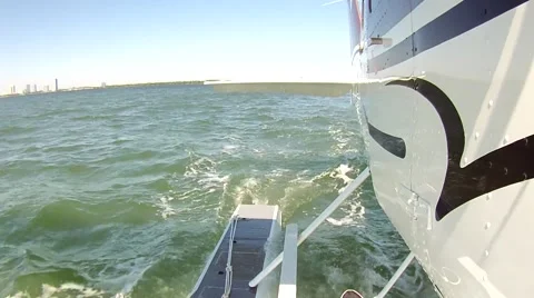 Rear shot of small float sea plane taxiing on water Stock-Footage 40770874