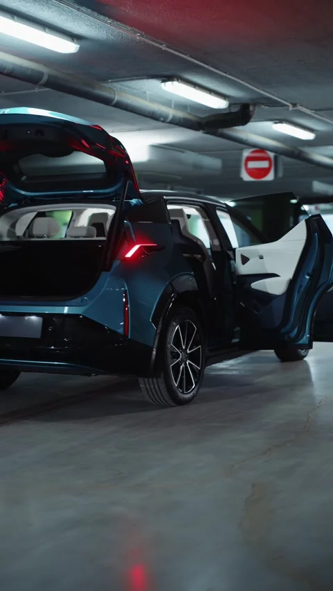 Rear view of electric SUV with all doors open in parking garage Vídeos de archivo 318417846