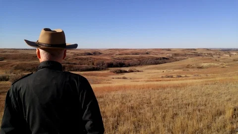 Rear view lockdown shot of a man gazing the desert 스톡 동영상 114884851
