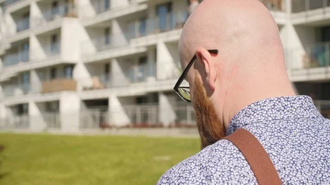 Rear view of man talking by mobile phone outdoors 库存影片 90946808