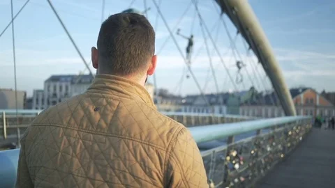 Rear view of man walking throug the footbridge, steadicam shot Vidéo 72775646