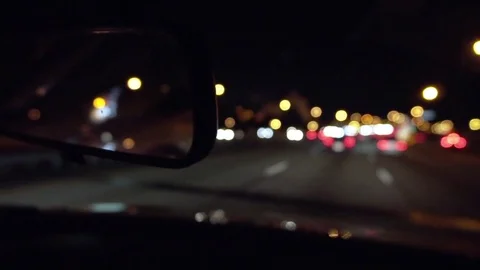 Rear view mirror at night driving on the highway Vidéo 77810113