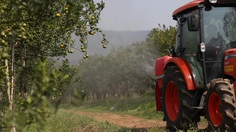 A rear view of an orchard sprayer applying agrochemicals. Vídeos de archivo 87154526