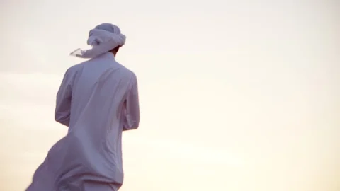 Rear view of Qatari man praying on desert. Stock Footage 119511650