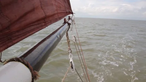 Rear view from Thames barge under sail 動画素材 70092811