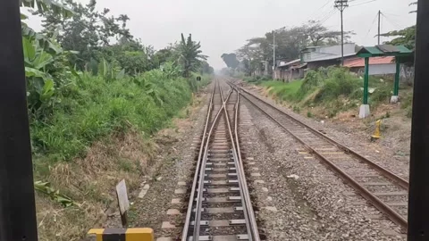 Rear view from train travelling between Bandung, Indonesia to Jakarta. Vídeo Stock 316728104