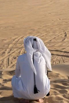 Rear view of an unrecognizable Arab man in traditional white thobe  Stockfoto's