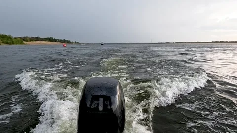 Rear view of the waves behind a fast-moving boat moving rapidly along the e.. Vidéo 271027575