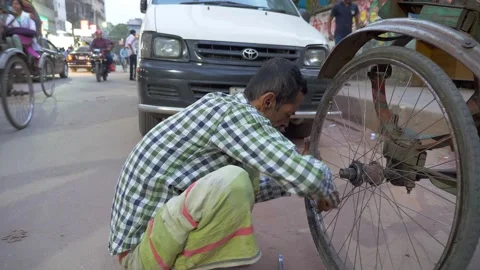 Reattaching a cycle rickshaw tyre on the roadside Video stock 152977357