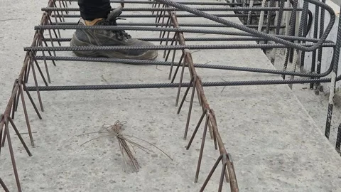 Rebar Worker Placing and Fixing Stirrup with Tie Wire on Concrete Slab Stockbeeldmateriaal 333984277