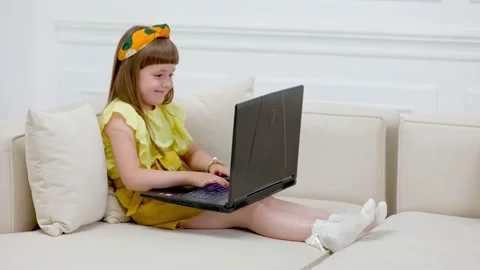 Rebecque looking at laptop Stock-Footage 158199766