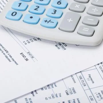 Receipt next to calculator Stockfoto's