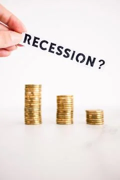 Recession text with question mark in front of decreasing stacks of coins, r.. Stockfoto's