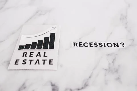 Recession text with question mark next to real estate stats going up, post pa Foto stock